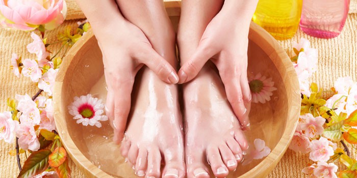 Девушка делает ванночку для ног