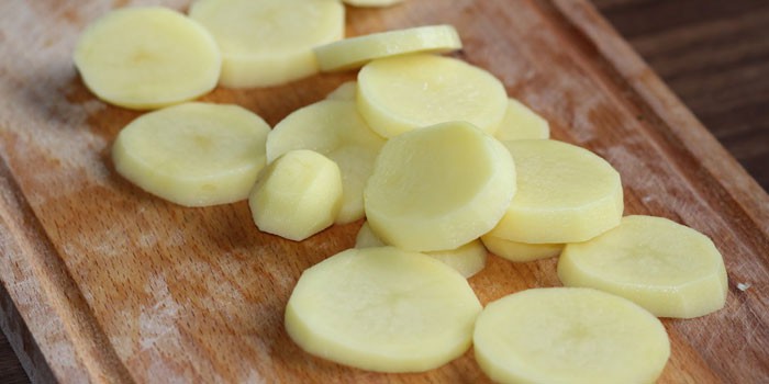 Картофель, нарезанный кружочками
