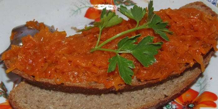 Бутерброд с морковной икрой
