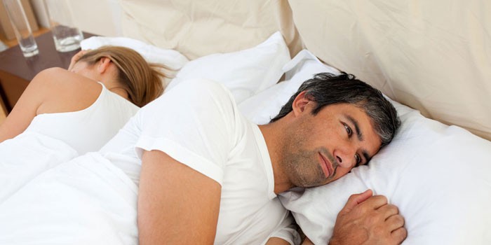 Мужчина и женщина лежат в постели