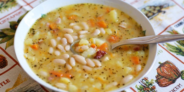 Готовый фасолевый суп с картошкой