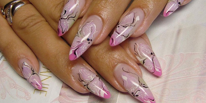 Роспись в розовых тонах на ногтях