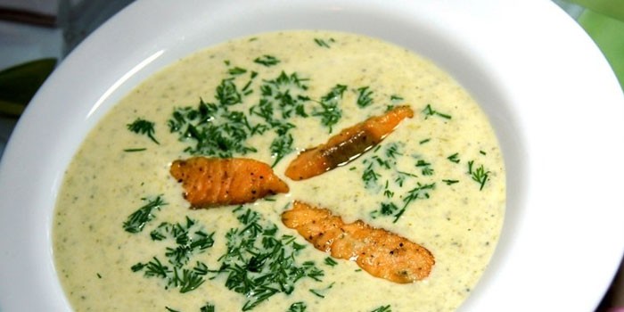 Сливочный крем-суп с брокколи и лососем