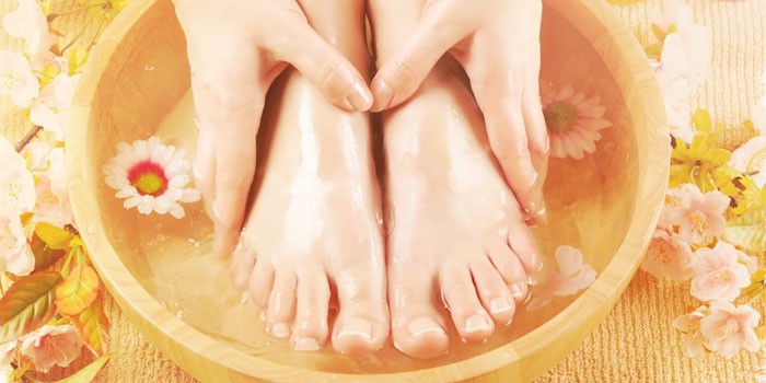 Девушка делает ванночку для ног