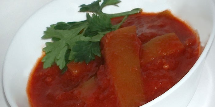 Салат тещин язык из кабачков с томатной пастой в тарелке