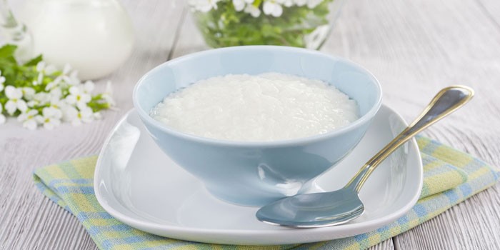 Молочная рисовая каша в тарелке