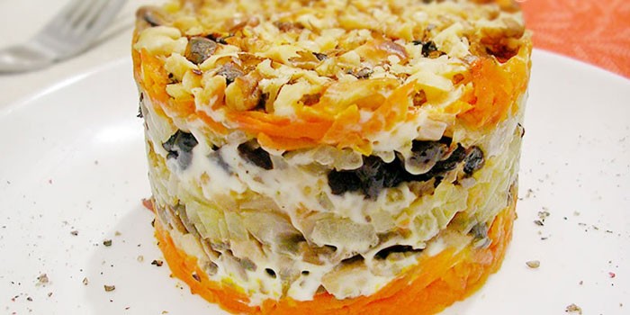 Салат с грецкими орехами – рецепты с черносливом, свеклой, курицей, яблоком, видео