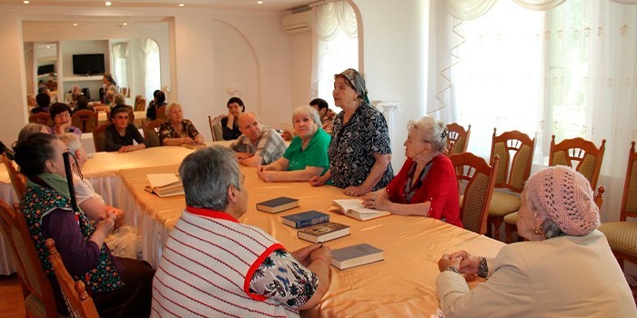 Собрание пожилых людей