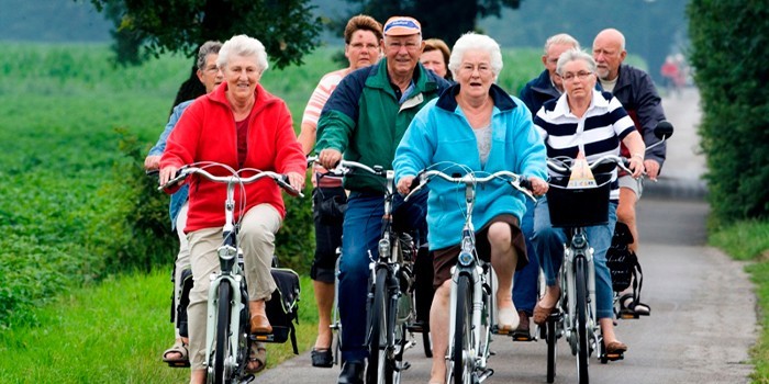 Пожилые люди на велосипедах